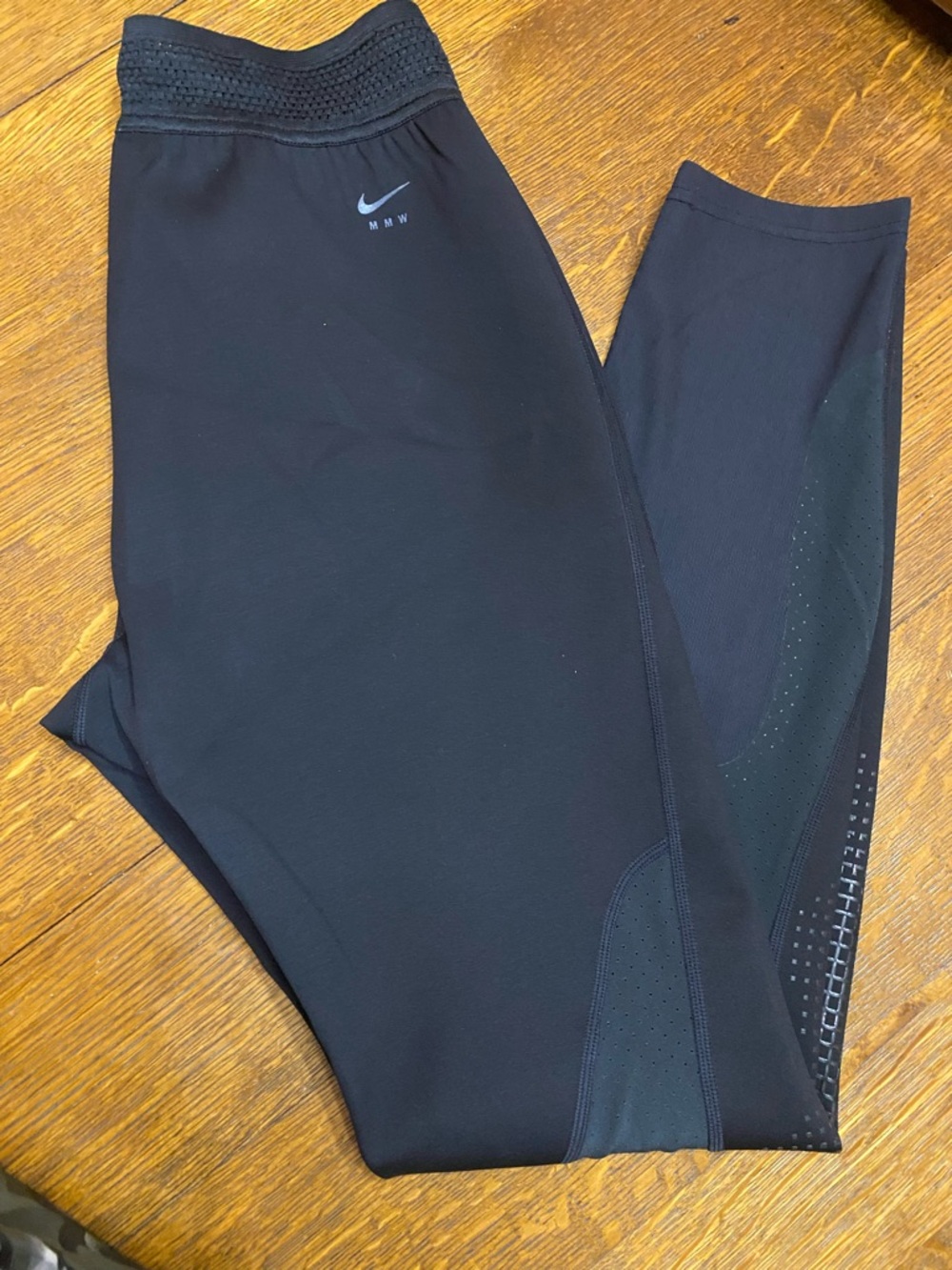 Nike Black Performance Leggings with Subtle Logo Wonen’s size medium EUC
